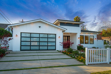 Example of a cottage home design design in Los Angeles