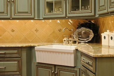 Example of a classic kitchen design in Philadelphia