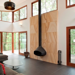 Idéer för ett mycket stort modernt vardagsrum, med vita väggar och en hängande öppen spis