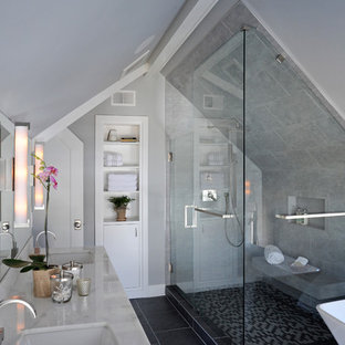 Idee per una stanza da bagno padronale minimalista di medie dimensioni con ante nere, vasca freestanding, doccia ad angolo, piastrelle grigie, piastrelle in gres porcellanato, pareti bianche, pavimento in ardesia, lavabo sottopiano e top in quarzo composito