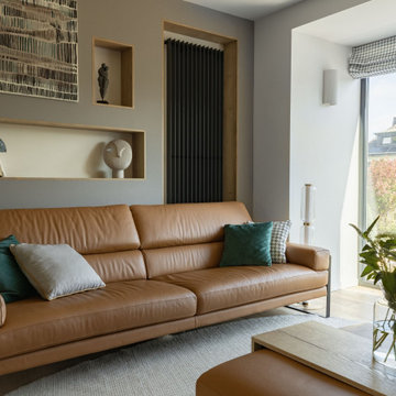Modernes Einfamilienhaus mit leuchtendem Glaskubus