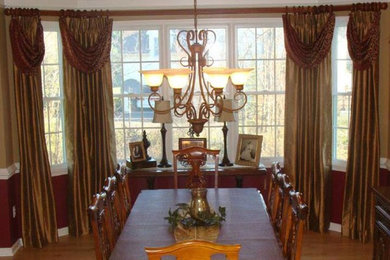 Example of a classic dining room design in Philadelphia