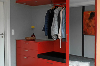 Modernes Ankleidezimmer in Sonstige
