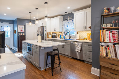 Example of a kitchen design in Cleveland
