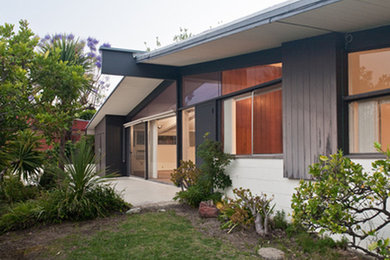 Example of a mid-century modern home design design in Los Angeles