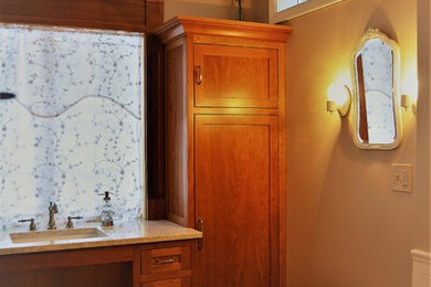 Пример оригинального дизайна: ванная комната среднего размера в стиле кантри с фасадами островного типа, темными деревянными фасадами, душем без бортиков, биде, белой плиткой, керамогранитной плиткой, полом из керамической плитки, врезной раковиной, столешницей из искусственного кварца, шторкой для ванной и разноцветной столешницей
