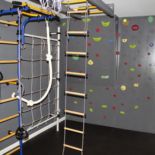 シカゴの中サイズのトランジショナルスタイルのおしゃれなクライミングウォール (グレーの壁、コルクフローリング) の写真