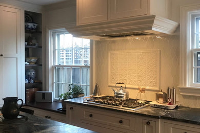 Kitchen - traditional kitchen idea in Indianapolis