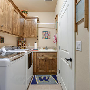 ポートランドの小さいおしゃれな洗濯室 (ダブルシンク、中間色木目調キャビネット、ベージュの壁、左右配置の洗濯機・乾燥機) の写真