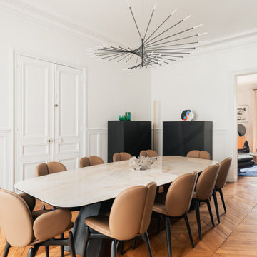 Une table mise en scène.
