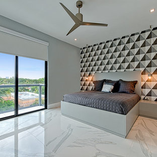 Aménagement d'une chambre parentale contemporaine de taille moyenne avec un mur gris et un sol en marbre.