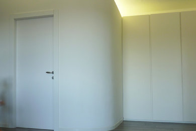 Foto di un ingresso moderno di medie dimensioni con pareti bianche, pavimento in gres porcellanato e pavimento grigio