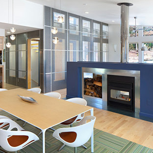 ローリーの中サイズのコンテンポラリースタイルのLDKの画像 (白い壁、淡色無垢フローリング、両方向型暖炉、金属の暖炉まわり、ベージュの床)