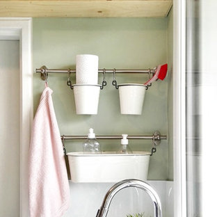 На фото: маленькая отдельная, угловая кухня в стиле ретро с раковиной в стиле кантри, стеклянными фасадами, белыми фасадами, столешницей из ламината, зеленым фартуком, фартуком из цементной плитки, техникой из нержавеющей стали, полом из терракотовой плитки и красным полом без острова с