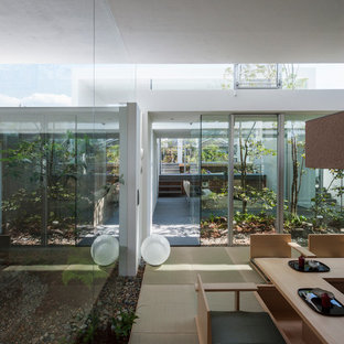 Idéer för att renovera en funkis matplats, med vita väggar och tatamigolv