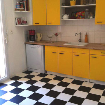 Cuisine sur salon dans une maison de lotissement
