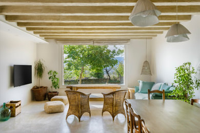 Imagen de sala de estar campestre con paredes blancas, suelo beige y madera