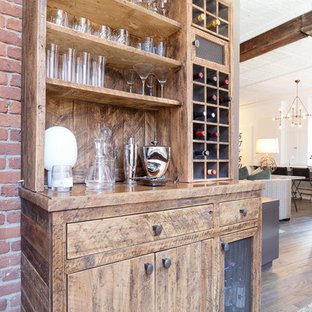 アトランタの大きいラスティックスタイルのおしゃれなウェットバー (シンクなし、家具調キャビネット、ヴィンテージ仕上げキャビネット、銅製カウンター、茶色いキッチンパネル) の写真