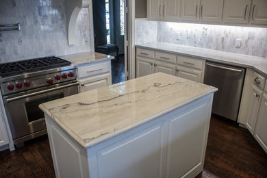 Kitchen - transitional kitchen idea in Dallas