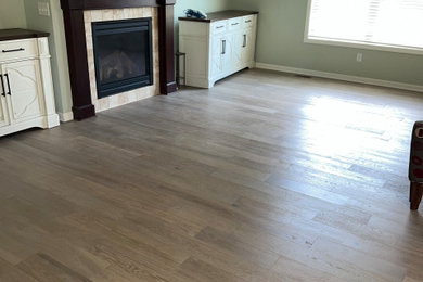 Example of a minimalist living room design in Minneapolis