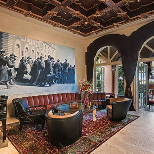 Großes Mediterranes Musikzimmer mit beiger Wandfarbe in Miami