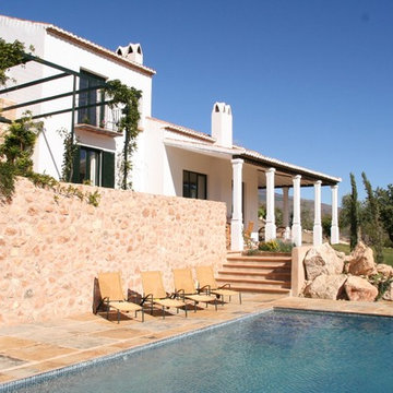 Piscina y porche