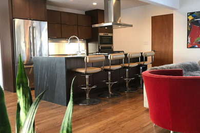 Kitchen - 1950s kitchen idea in Milwaukee