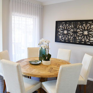 ウロンゴンの広いビーチスタイルのLDKの画像 (グレーの壁、濃色無垢フローリング)