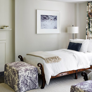 Klassisches Gästezimmer mit beiger Wandfarbe, dunklem Holzboden, Kamin und Kaminumrandung aus Backstein in Chicago