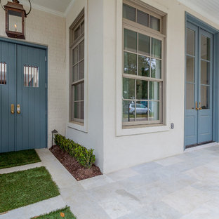 Foto di una porta d'ingresso tradizionale con pareti beige, una porta a due ante e una porta blu