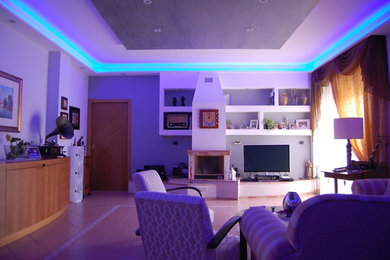 Immagine di un ampio soggiorno moderno con pareti grigie, camino classico e pavimento multicolore