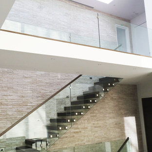 Gerade Moderne Holztreppe mit Glas-Setzstufen, Holzgeländer und Ziegelwänden in Toronto