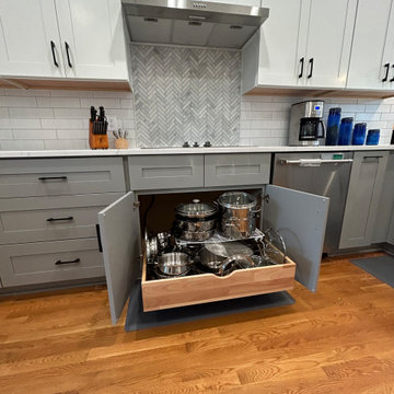 Transitional Kitchen Remodel Done in a Two-Tone Color