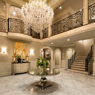 Новый формат декора квартиры: огромное фойе в стиле современная классика с серыми стенами и мраморным полом