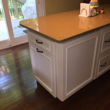 Homecrest Tuscany Cabinets, Giallo Ornimental & Mystic Gold Color Quartz Kitchen