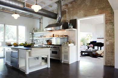 This is an example of a traditional kitchen in Los Angeles.