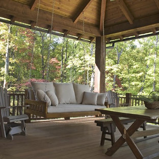 他の地域の大きいラスティックスタイルのおしゃれな裏庭のデッキ (張り出し屋根、ファイヤーピット) の写真