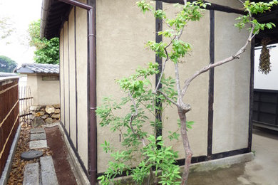 他の地域にある広い、春の和風のおしゃれな前庭 (擁壁、日陰) の写真