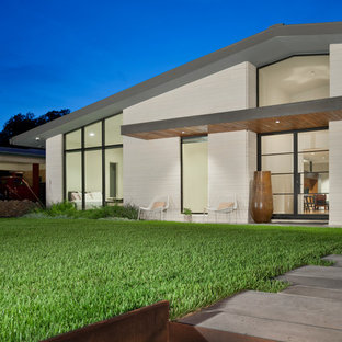 Beigefarbenes Mid-Century Haus in Austin