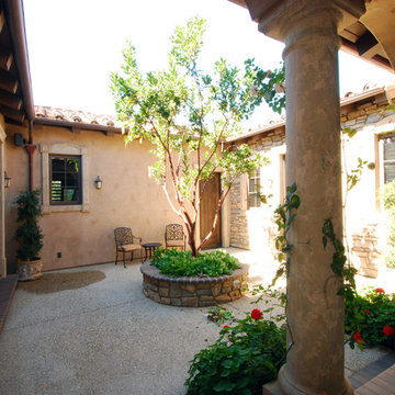 Sienna Vineyard Estate - Courtyard