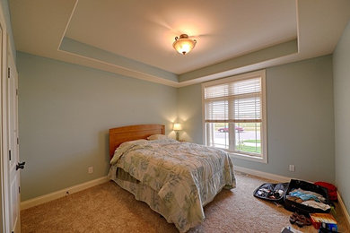 Example of a minimalist home design design in Other