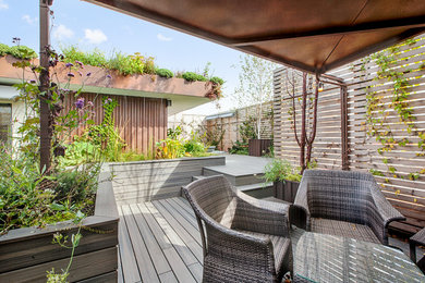 Idées déco pour une terrasse en bois contemporaine.