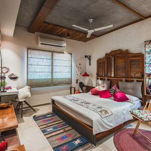 Ispirazione per una camera da letto etnica con pareti bianche e pavimento beige