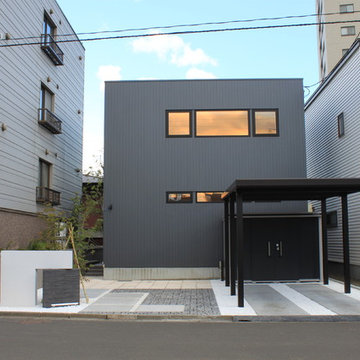 **ステージのようなフリースペースとカラフルな角柱