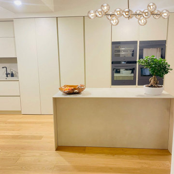 Cucina con isola e porta nascosta