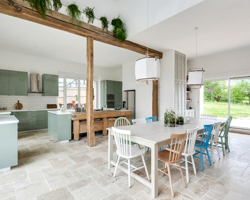 Aménagement d'une très grande salle à manger ouverte sur le salon campagne avec un mur blanc, un sol en marbre et un sol beige.