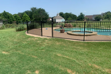 Photo of a transitional metal fence landscaping in Dallas.