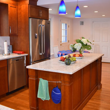 UltraCraft Shaker Kitchen in Cherry Amber with Silestone Pietra Countertops