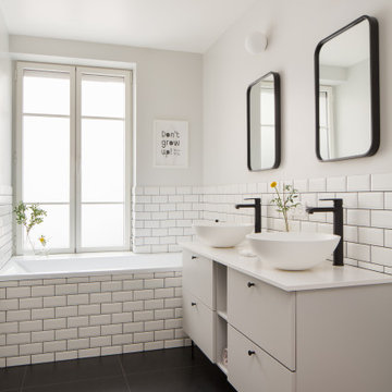 Salle de bain classique Parisienne avec douche a l'Italienne et baignoire