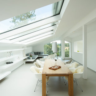 Idée de décoration pour une très grande salle à manger ouverte sur le salon design avec un mur blanc, un sol en linoléum et aucune cheminée.